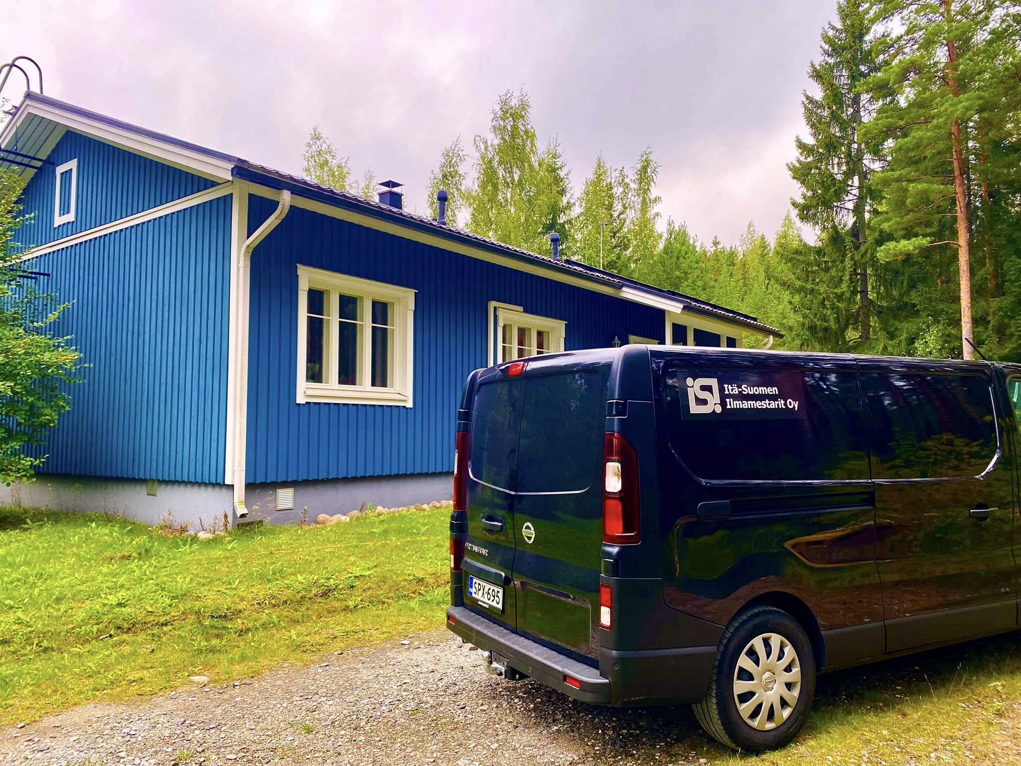 Ilmanvaihtokanavan puhdistustyötä lähikuvassa